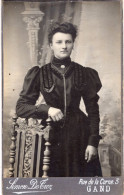 Photo CDV D'une Femme élégante Posant Dans Un Studio Photo A Gand ( Belgique ) - Anciennes (Av. 1900)