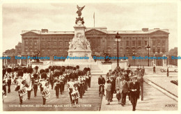R116596 Victoria Memorial Buckingham Palace And Guards London. Valentine. No H.7 - Sonstige & Ohne Zuordnung