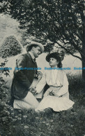 R116674 Old Postcard. Woman With Man In The Forest. 1910 - Wereld