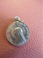 Médaille Religieuse Ancienne / Sainte Thérése De Lisieux/pluie De Roses/aluminium/ Début XXème    MDR54 - Godsdienst & Esoterisme