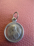 Médaille Religieuse Ancienne / Sainte Bernadette De Lourdes/Grotte /aluminium/ Début XXème    MDR55 - Religione & Esoterismo