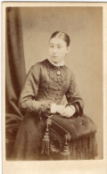 Photo CDV D'une Jeune Fille élégante Posant Assise Dans Un Studio Photo A Londre - Anciennes (Av. 1900)