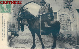 LA MALZIEU-DIEU DEPART POUR LA FOIRE COSTUME FOLKLORE CAVALIER CHEVAL 48 LOZERE - Autres & Non Classés