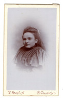 Photo CDV D'une Jeune Fille élégante Posant Dans Un Studio Photo A St-Chamond - Anciennes (Av. 1900)