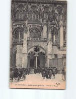 BOURGES : La Cathédrale, Sortie De La Messe - état - Bourges