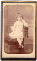 Photo CDV D'une Petite Fille élégante Posant Dans Un Studio Photo A Angers - Alte (vor 1900)