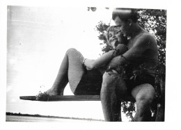 Half Naked Russian Lovers Love Couple Girl & Boy, Direct Eye Contact 1970s Vintage Original Large Amateur Photo - Personnes Anonymes