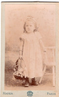 Photo CDV D'une Petite Fille élégante Posant Dans Un Studio Photo A PARIS - Anciennes (Av. 1900)