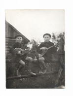 Russian Village Boys Are Sitting On The Fence, Playing Mandolin And Balalaika 1930s Vintage Original Photo - Anonyme Personen
