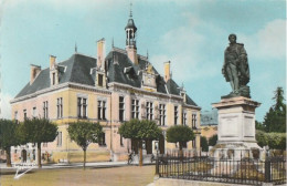 17 - St-Jean-d'Angely  -  L'Hôtel De Ville Et Statue De Regnault De St-jean D'Angely - Saint-Jean-d'Angely