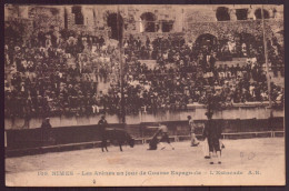 CPA  Nîmes " Les Arènes, Un Jour De Course Espagnole, L'estocade " (30 ) - Nîmes
