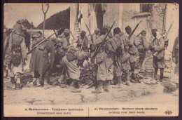 CPA " A Neufmontiers " Tirailleurs Marocains Inventoriant Leur Butin - Guerra 1914-18