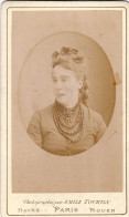 Photo CDV D'une Femme élégante Posant Dans Un Studio Photo Avant 1900 - Oud (voor 1900)