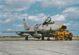 CARTE POSTALE ORIGINALE PHOTO :  AVION NORTH AMERICAN " SUPER SABRE F 100 " MONOPLACE DE COMBAT - Matériel