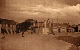 LE CROTOY PLACE DU MONUMENT AUX MORTS ET HOTEL JEANNE D'ARC - Le Crotoy