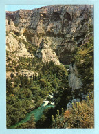 CP 84 - Fontaine De Vaucluse - La Sorgue à La Sortie Des Cascades. Au Fond : Le Gouffre - Autres & Non Classés