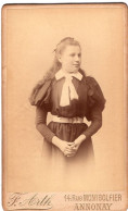 Photo CDV D'une Jeune Fille élégante Posant Dans Un Studio Photo A Annonay - Oud (voor 1900)