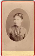 Photo CDV D'une Jeune Fille élégante Posant Dans Un Studio Photo A Chateau-Thierry Avant 1900 - Alte (vor 1900)