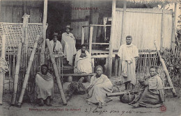 Madagascar - Bourjanes (porteurs) Attendant Le Départ - Ed. Inconnu  - Madagascar