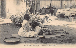 Madagascar - Femmes De Sainte-Marie Se Coiffant - Ed. Inconnu 25 - Madagascar