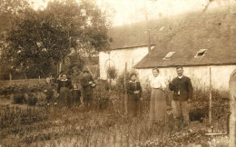 CARTE PHOTO DE FAMILLE DANS LE POTAGER - Photographie