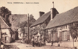 Gerberoy * Route Et Entrée De La Citadelle * Villageois - Autres & Non Classés