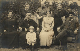 CARTE PHOTO DE FAMILLE AVEC SOLDAT OCTOBRE 1918 - Photographie