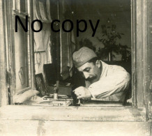 PHOTO FRANCAISE - POILU ET SON ATELIER D'ARTISANAT DE TRANCHEE A BOUZY PRES DE AMBONNAY - REIMS MARNE 1914 1918 - War, Military