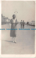 R117594 Old Postcard. Woman - Monde