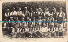 R117596 Old Postcard. A Men Company - Monde