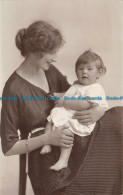 R117600 Old Postcard. Woman And Child - Monde