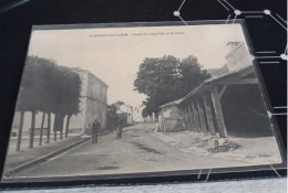 Carte   Postale  SAINT   MICHEL EN L HERM Route Et Les Halles - Saint Michel En L'Herm