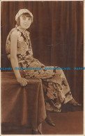 R117616 Old Postcard. Woman - Monde