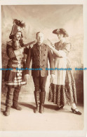 R117626 Old Postcard. Woman And Two Men In Costumes - Monde