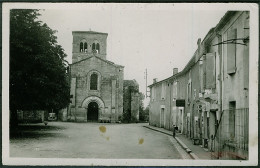 16 - B8890CPSM - CHAZELLES - Eglise Et La Place - Assez Bon état - CHARENTE - Other & Unclassified