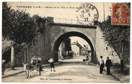 77 - B21389CPA - TOURNAN - Entree De La Ville Et Pont Du Chemin De Fer - Très Bon état - SEINE-ET-MARNE - Tournan En Brie
