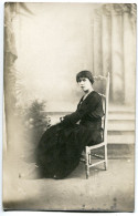 Photo Carte Datée à Lyon 3 Février 1920 * Jeune FEMME Assise Sur Une Chaise Inscrivant Au Dos " Cette Vilaine Frimousse - Photographie