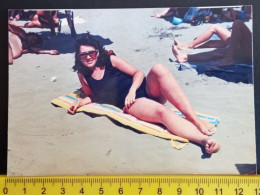 #21   Woman On Vacation - On The Beach In A Bathing Suit / Femme En Vacances - Sur La Plage En Maillot De Bain - Anonyme Personen