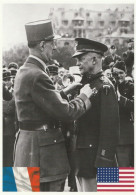 CARTE POSTALE RECENTE DEBARQUEMENT  DU 6 JUIN 1944 : LE GENERAL DE GAULLE DECORANT LE GENERAL EISENHOWER 14/06/1945 - Personnages Historiques