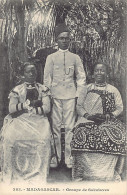 Madagascar - Groupe De Sakalaves, Homme Et Ses Deux Femmes - Ed. Inconnu 383 - Madagaskar