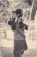 Madagascar - Femme Sakalave Portant Son Enfant à La Façon Indigène - COIN IFÉRIEUR GAUCHE ABIMÉ - Ed. Couadou 222 - Madagaskar