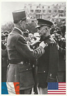 CARTE POSTALE RECENTE DEBARQUEMENT DU 6 JUIN 1944 : LE GENERAL DE GAULLE DECORANT LE GENERAL EISENHOWER 14/06/1945 - Personnages Historiques