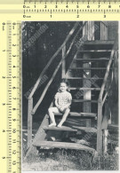 REAL PHOTO, Cute Kid Barefoot Girl Sitting On Stairs Fillette Assise Dans Les Escaliers ORIGINAL - Personas Anónimos