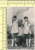 REAL PHOTO, Cute Kids Girls Twins With Father Fillettes Jumelles Avec Père ORIGINAL - Anonyme Personen