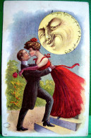 Cpa Gaufrée LUNE HUMANISEE Au CIGARE , COUPLE D'AMOUREUX 1909 PAIR Of LOVERS KISSING , SURREALIST MOON MOND  Embossed - Koppels