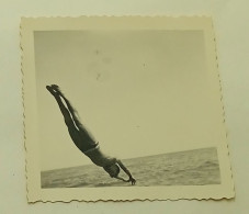 The Guy Jumps Headlong Into The Water - Anonyme Personen