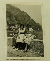 Italy -Three Women Sitting On The Wall -Lago Di Garda - Lieux