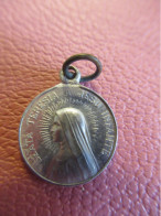 Médaille Religieuse Ancienne/Lisieux /Sainte Thérèse De L'Enfant Jésus/Une Pluie De Roses/aluminium/Début XXème    MDR62 - Religion & Esotérisme