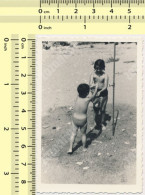 REAL PHOTO ANCIENNE Cute Kids, Girls On Beach - Enfants Fillette Sur Plage OLD ORGINAL - Anonyme Personen