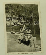 Italy -Three Women Sitting On The Wall -Lago Di Garda - Orte